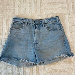 Abercrombie high rise mom short 
Size: curve love 28/6